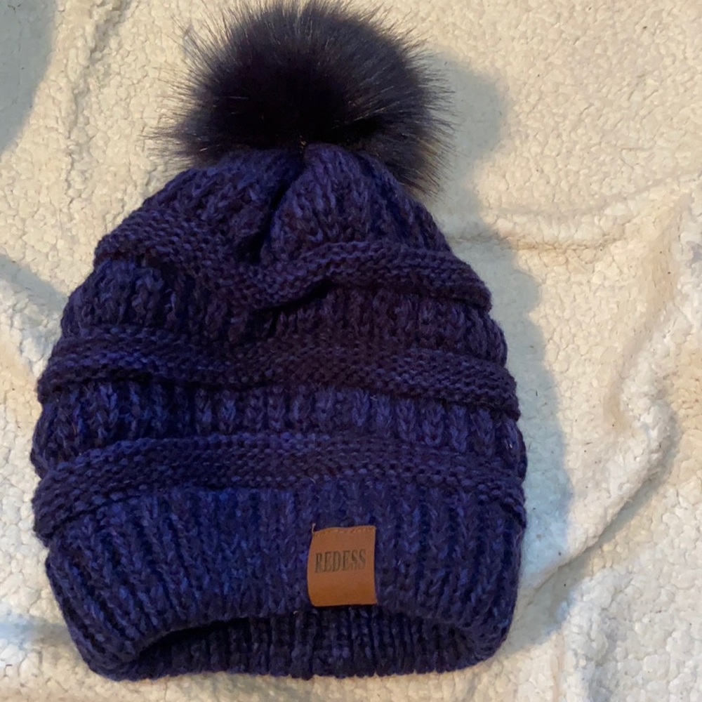 EUC. Redess blue hat
